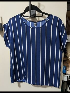 SHEIN Navy Blue & White Vertical Stripe Short Sleeve Tee